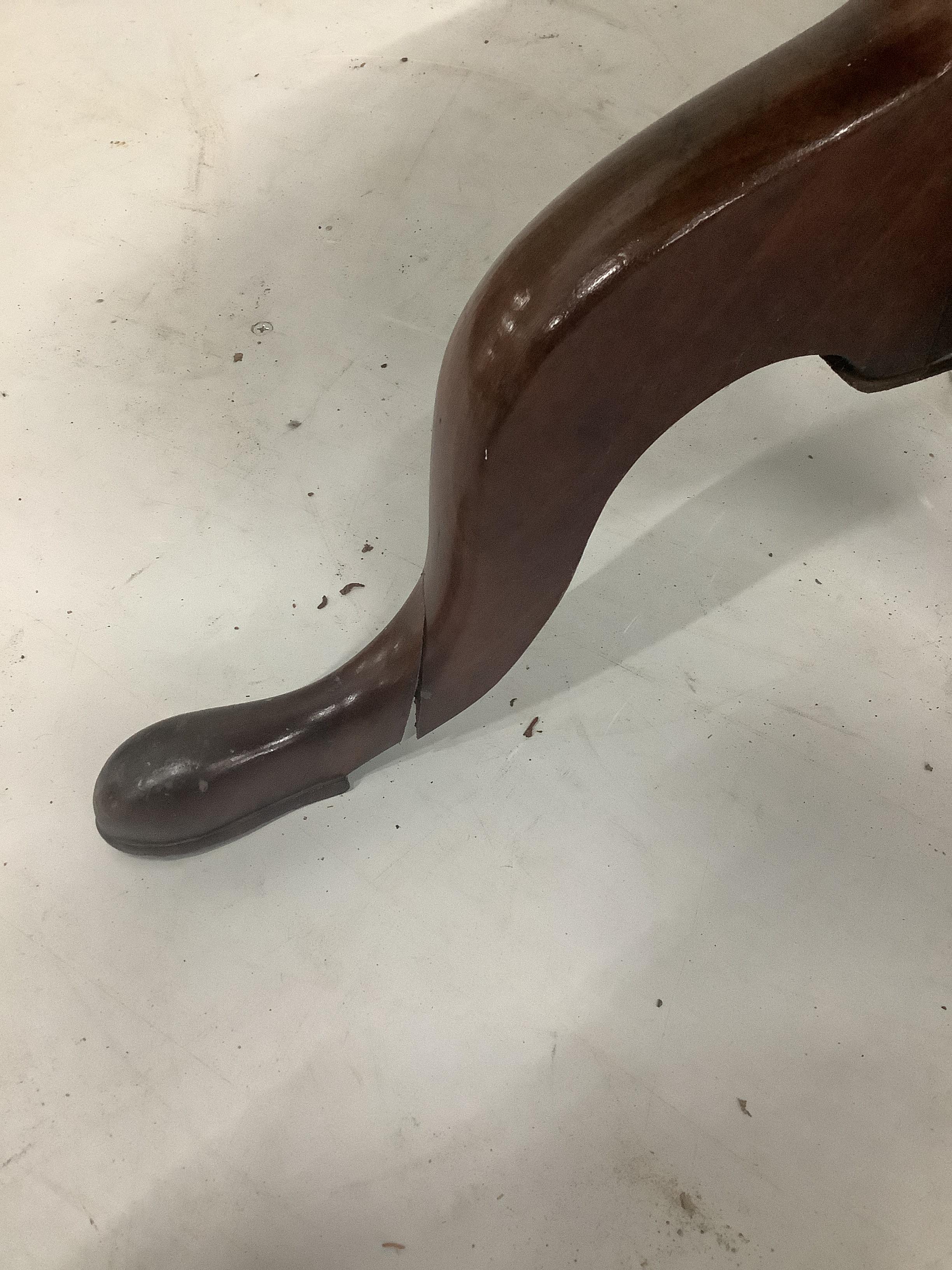 A George III mahogany tilt top tripod table, diameter 77cm